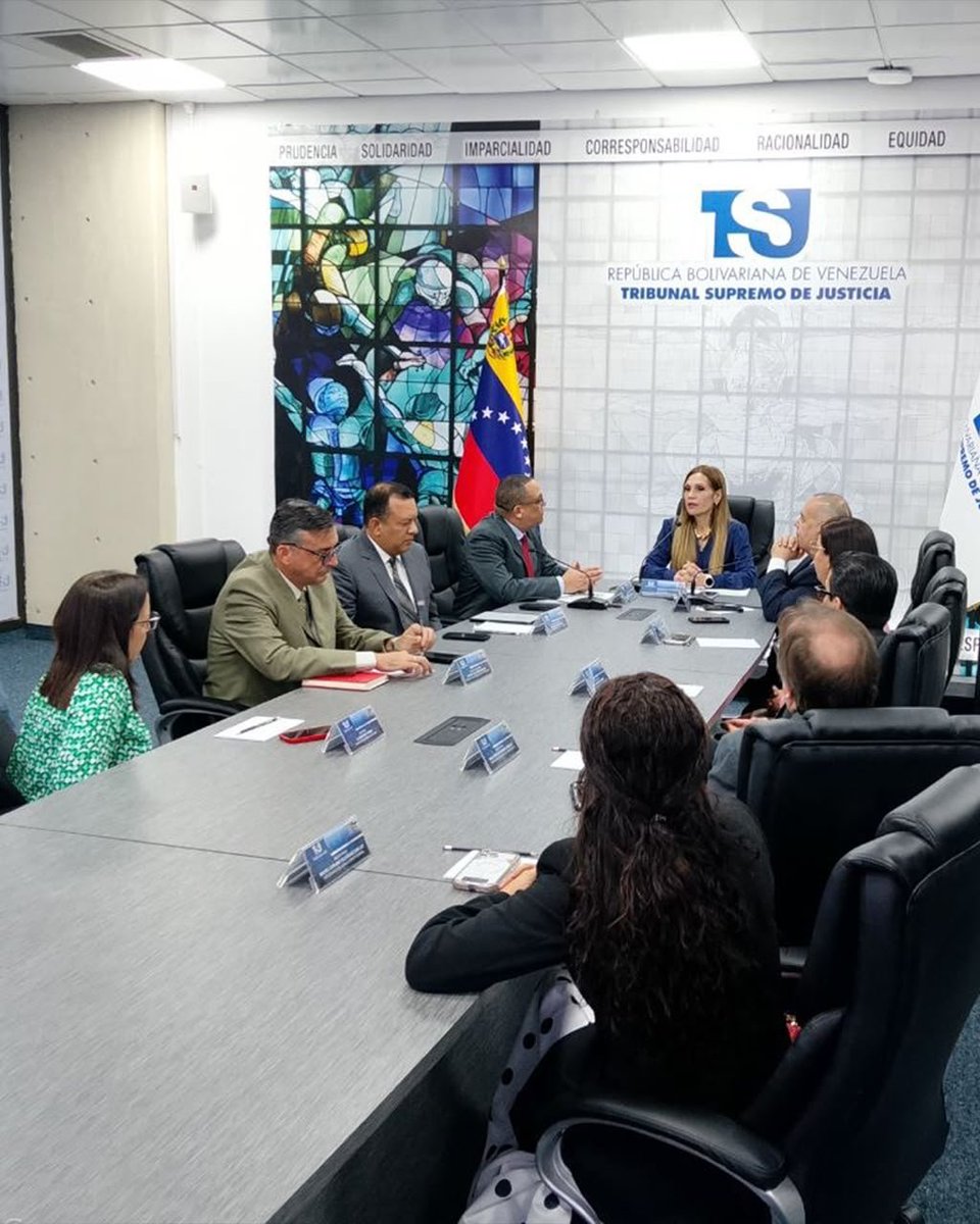 secodena_ve's tweet photo. La Secretaría del Consejo de Defensa de la Nación (Secodena) conmemora 49 años fortaleciendo la seguridad integral y la justicia del país. 🇻🇪

Encuentro institucional con el @TSJ_Venezuela para afianzar acciones estratégicas que impulsan el desarrollo y la defensa de la Patria. https://t.co/O2hoqp7SXw