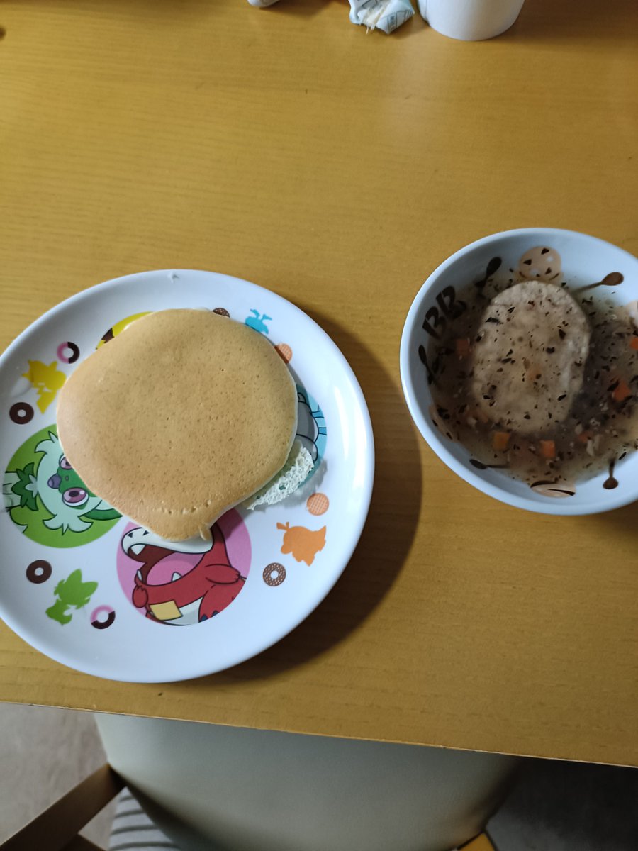 systemwosoete's tweet photo. １歳児の朝食を作りました。
ホットケーキ焼いただけだけど。 https://t.co/LhVZ2Z6x0M