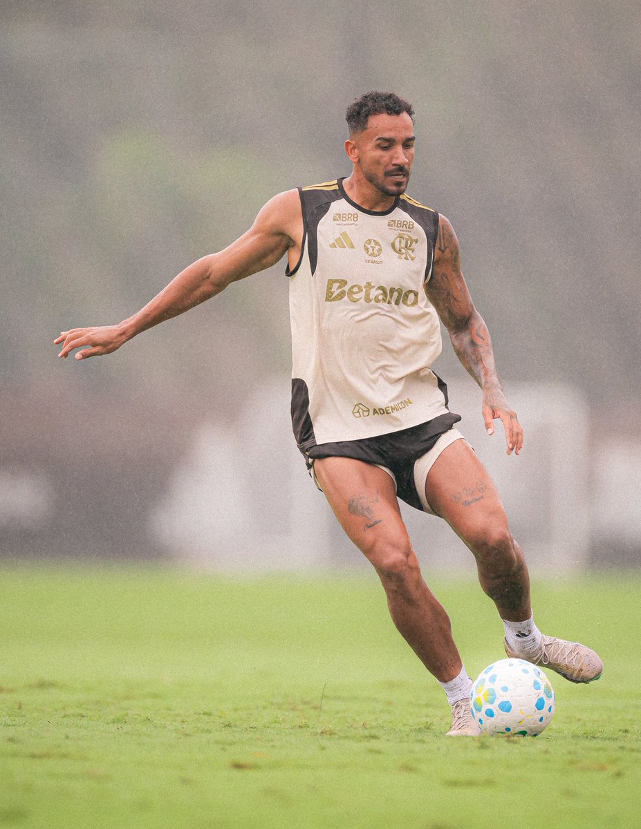 FlaGalaxy's tweet photo. Danilo no treino de hoje (23/09). https://t.co/yzYERYjyqz