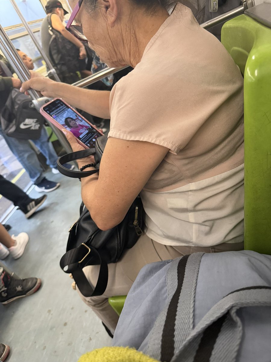 tatessycho's tweet photo. not esta señora d 80 años viendo a paolichis https://t.co/5U14wcXCKD
