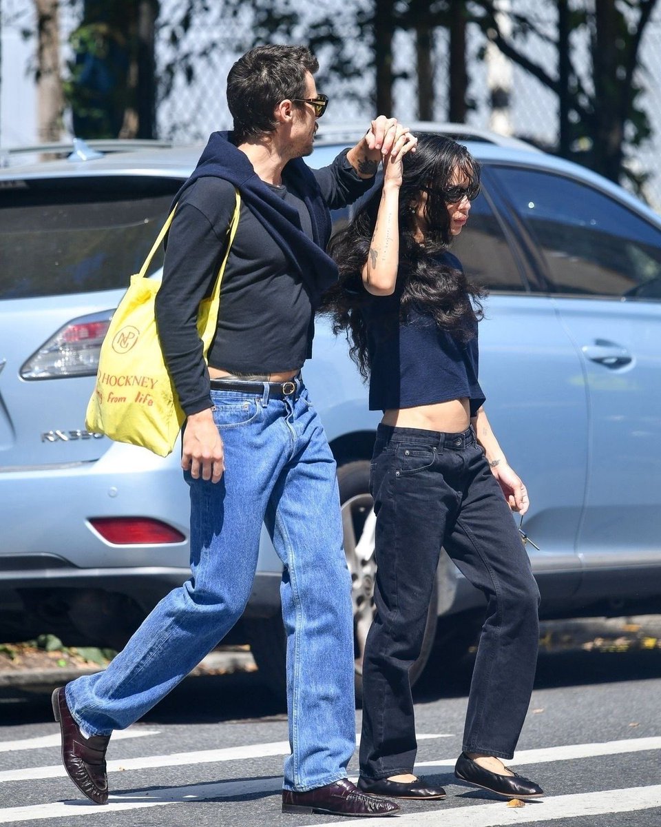 ilvhstyless's tweet photo. eu fico gag que mesmo basiquinhos eles servem todo o molho do mundo, o casal mais swag do mundo https://t.co/QrbEiuMUOM