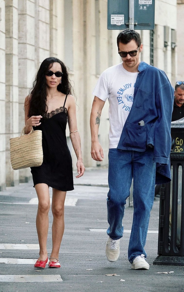 ilvhstyless's tweet photo. eu fico gag que mesmo basiquinhos eles servem todo o molho do mundo, o casal mais swag do mundo https://t.co/QrbEiuMUOM