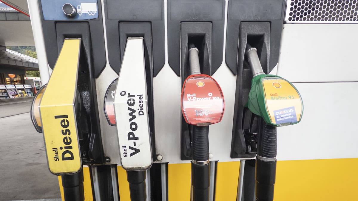 Blickch's tweet photo. Jetzt geht das Spiel bei den Raffineriebetreibern los. Weil mit Diesel grad gross der Rubel rollt, könnten Kapazitäten beim Benzin verknappt werden – mit Folgen für die Preise an den Zapfsäulen.  https://t.co/KaLWubzs3m https://t.co/VpwLXp4M5Q