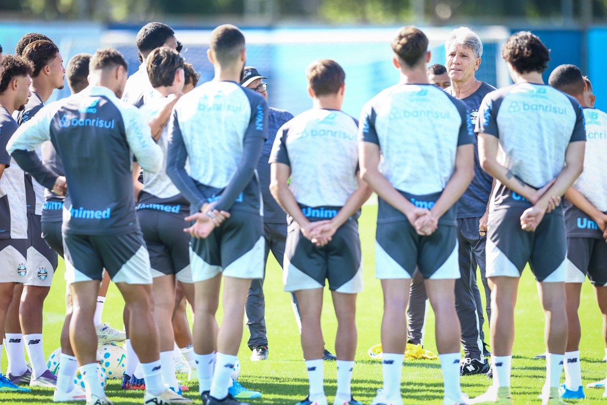 futebol_info's tweet photo. 🚨 Jogadores do Grêmio pediram a Renato Gaúcho para aumentar a carga de treinos.

Alguns atletas afirmaram que os treinos de Luís Castro eram curtos e tardios, geralmente iniciados às 11h e com cerca de 45 MINUTOS de duração.

Na avaliação desses jogadores, isso prejudicava o rendimento da equipe.

🗞️ @gzhdigital 
📸 Lucas Uebel/GFBPA