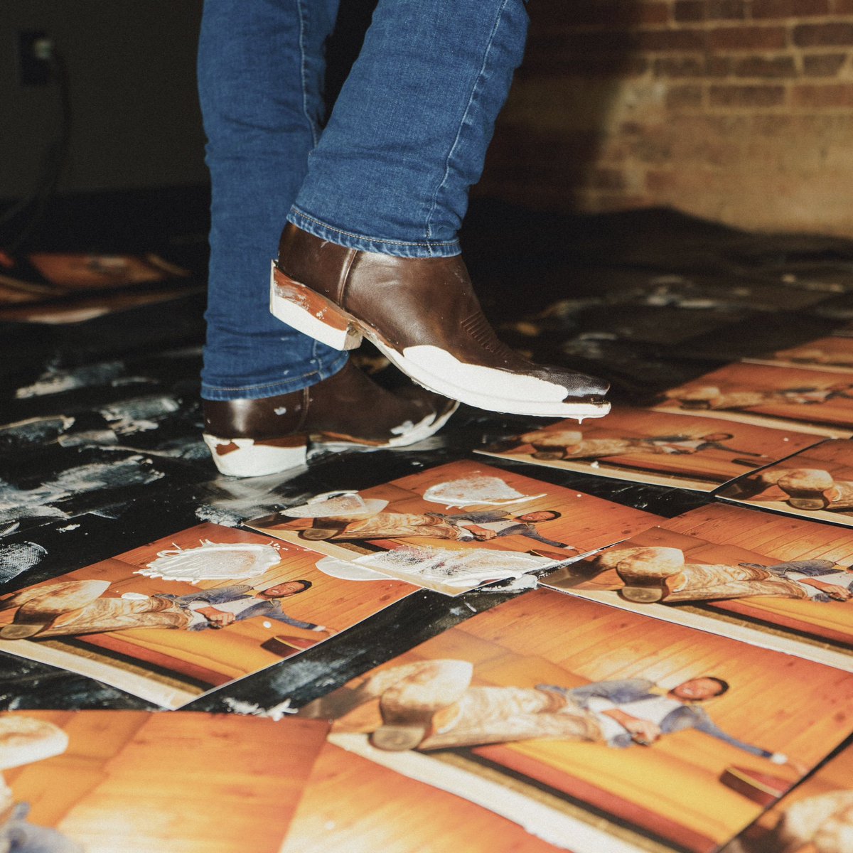 LukeBry21043485's tweet photo. I’m giving away a signed pair of my @Lucchese1883 boots that I used to make the boot stomp art cards for #Signs. Just go to the link in my bio to enter for a chance to win now through 10/2. Good luck

https://t.co/KhNKOt9awQ https://t.co/gvG0dlr98Z