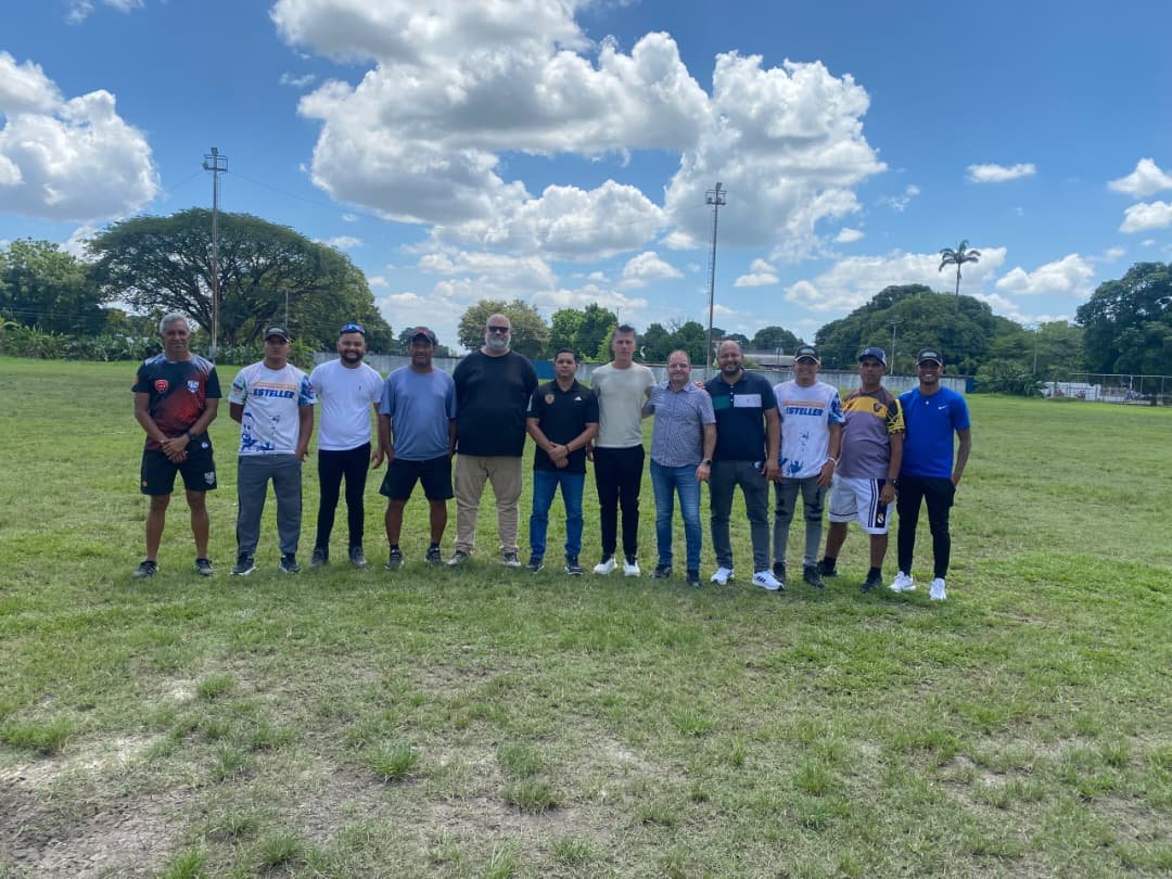 afepplus's tweet photo. Empieza a cumplirse el cronograma oficial del programa FVF 24x24, una cancha para cada Asociación de Venezuela.

Por parte de la FVF Kairo Medina quien inició el recorrido de los espacios acompañado del Vice Presidente de AFEP Francisco García y el jefe de mercadeo Edgar Sánchez https://t.co/cG5FNkofMt