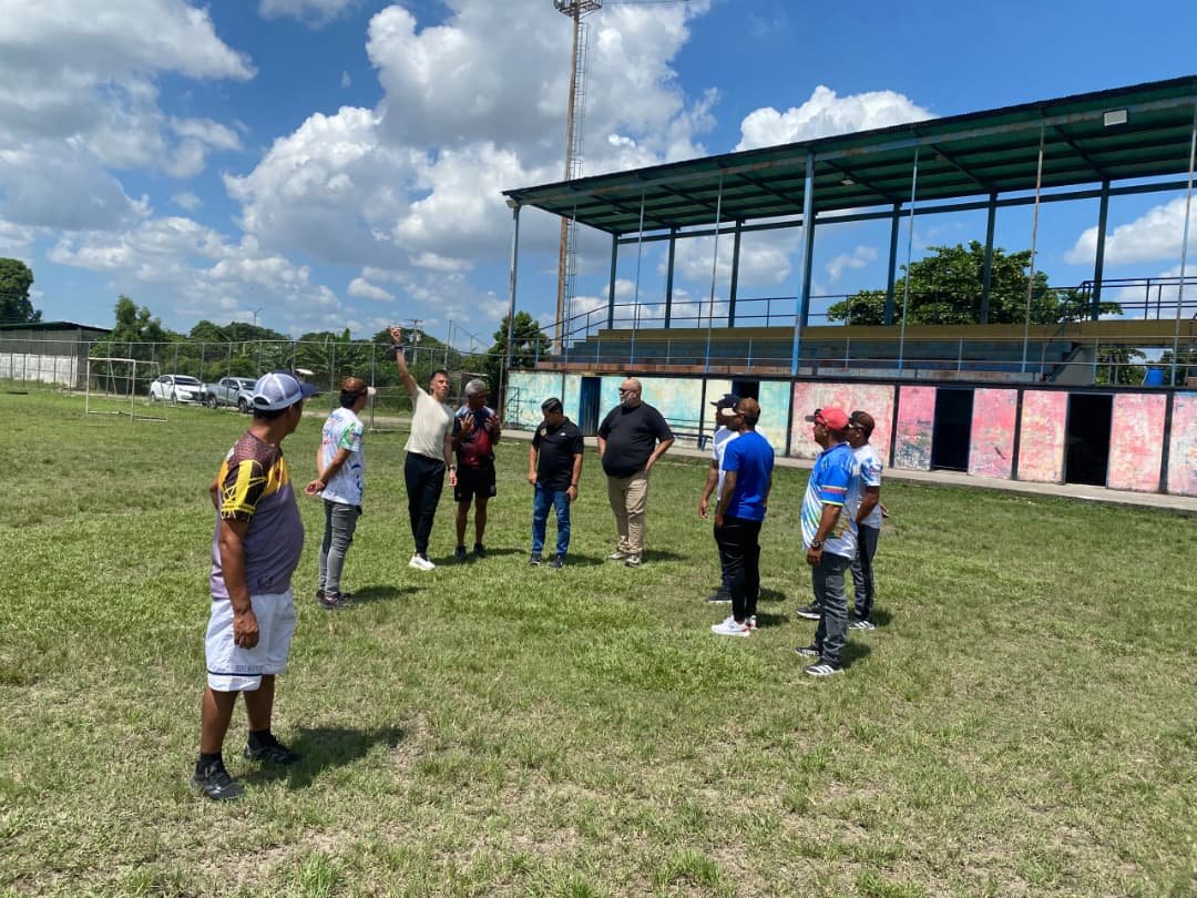afepplus's tweet photo. Empieza a cumplirse el cronograma oficial del programa FVF 24x24, una cancha para cada Asociación de Venezuela.

Por parte de la FVF Kairo Medina quien inició el recorrido de los espacios acompañado del Vice Presidente de AFEP Francisco García y el jefe de mercadeo Edgar Sánchez https://t.co/cG5FNkofMt