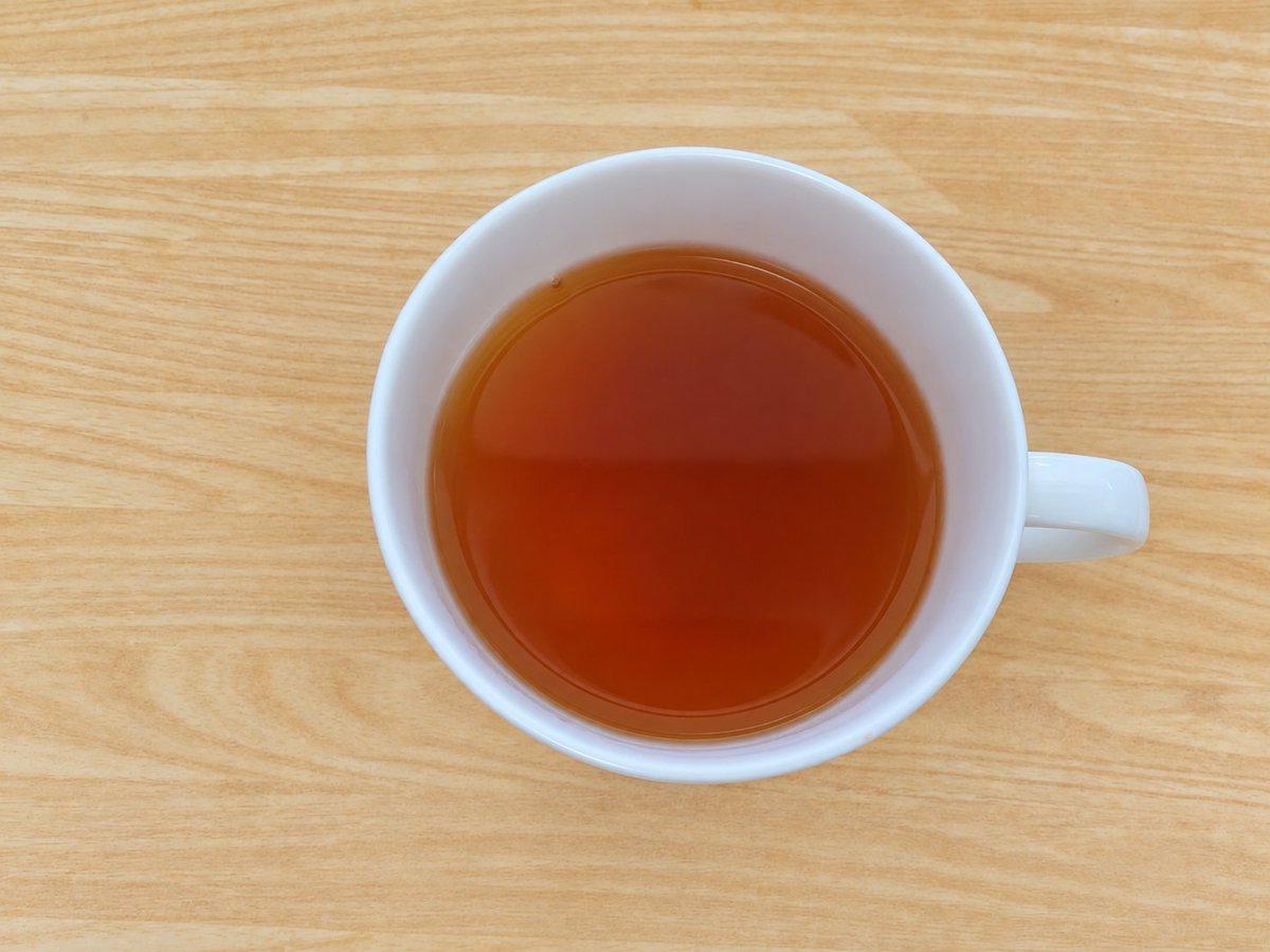 ClonalTippy's tweet photo. #茶好連 #木漏れ日のお茶会 #紅茶

今日のお茶
一芯二葉 2026 ネパールSF
ジュンチャバリ茶園 Brandy Muscatel

香りは甘く香ばしく、カラメルを思わせる甘香ばしさの奥に、ブランデーを思わせる芳醇なニュアンスが重なる。

味わいは、ナッツとは少し異なる無機質な香ばしさを土台に、さらっとしたメロー感。序盤にはハーバルなニュアンスが隠れるように現れ、その中から瑞々しい葡萄を思わせるフルーティーな甘みがまっすぐ伸びていく。渋味や苦味はかなり穏やかで、ボディーはミディアム。甘みの重心はやや高く、芳醇さがありながら飲み口は軽やか。
長く淹れると甘みにぐっと質感と厚みが増し、冷めるにつれて葡萄の果実感とブランデーを思わせる熟成感が前へ出る。ただし、ダージリンSFのように液体そのものが重くなるわけではなく、厚みを感じさせながらも軽やかさを保っている。

フルーティーな甘みに芳醇さが伴奏するように寄り添い、飲みやすさと飲み応えを両立。瑞々しい葡萄の甘さを軸に、温度や抽出によって芳醇さと深みを増していく、厚みがありながら軽やかなBrandy Muscatel。