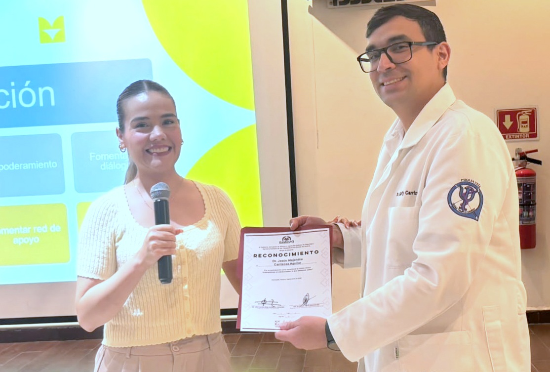 IssstesonGob's tweet photo. ℹ️Con el objetivo de brindar herramientas para enfrentar situaciones de riesgo, el Dr. Jesús Alejandro Carrizosa Aguilar, paidopsiquiatra #ISSSTESON ✅ encabezó la sesión clínica con el tema "Autolesiones en adolescentes: Lo que debemos saber" para personal del Hospital Chávez. https://t.co/6otgZaOl8c