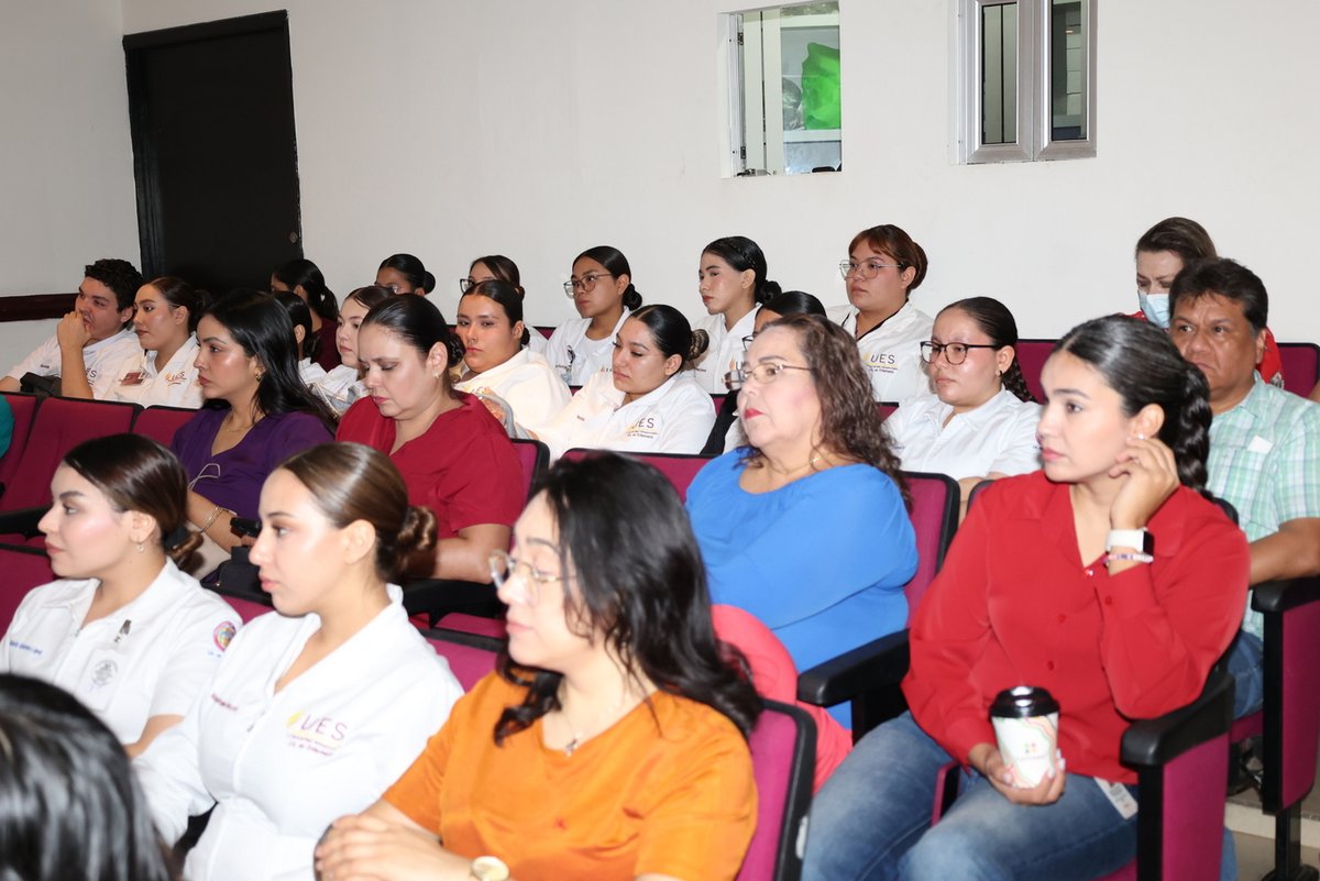IssstesonGob's tweet photo. ℹ️Con el objetivo de brindar herramientas para enfrentar situaciones de riesgo, el Dr. Jesús Alejandro Carrizosa Aguilar, paidopsiquiatra #ISSSTESON ✅ encabezó la sesión clínica con el tema "Autolesiones en adolescentes: Lo que debemos saber" para personal del Hospital Chávez. https://t.co/6otgZaOl8c