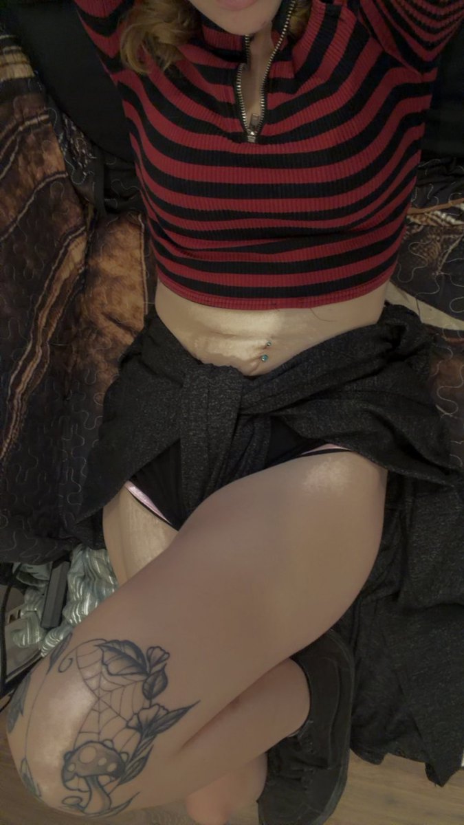 Insatiableb33's tweet photo. Fall vibes 🍂 

✨Sweater weather and soup season ✨

#altgirl #fallvibes #AsheAndHoney #croptops https://t.co/y0RO873McN