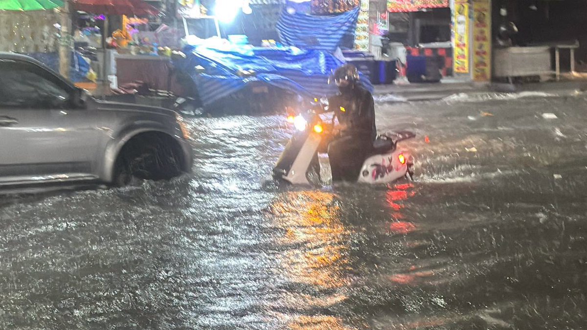 fm91trafficpro's tweet photo. ฝนถล่มเมืองพัทยา ข้าวของ ขยะ ลอยเกลื่อน เดือดร้อนระนาว จ.ชลบุรี

(03.20)  ผู้สื่อข่าวรายงาน  ในพื้นที่เมืองพัทยา อ.บางละมุง จ.ชลบุรี 

 มีฝนฟ้าคะนองลงมาอย่างหนัก ติดต่อกันเป็นเวลานานกว่า 1 ชั่วโมง  ปริมาณน้ำขัง ทะลักท่วมบนพื้นผิวถนน เพิ่มขึ้นอย่างรวดเร็ว ตั้งแต่ 50 เซนติเมตร บางจุดท่วมสูงถึง 1 เมตร 

โดยเฉพาะจุด บนถนนสายสามแยกเพนียดช้าง(แยกมุมอร่อย) ถนนเลียบทางรถไฟ ดขาน้อย-เขาตาโล ถนนสุขุมวิทพัทยาใต้ ถนนเส้นพัทยาใต้ ถนนเส้นพัทยากลาง ถนนเลียบชายหาด ซอยบัวขาวพัทยา และซอยวัดบุญสัมพันธ์ 

#ข่าวสวพFM91 #น้ำท่วมพัทยา #ฝนตกหนัก

CR. ที่นี่พัทยา