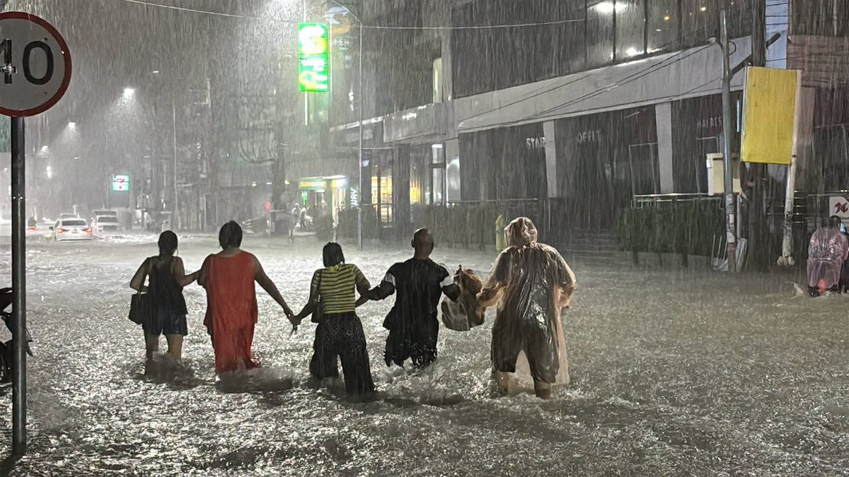 fm91trafficpro's tweet photo. ฝนถล่มเมืองพัทยา ข้าวของ ขยะ ลอยเกลื่อน เดือดร้อนระนาว จ.ชลบุรี

(03.20)  ผู้สื่อข่าวรายงาน  ในพื้นที่เมืองพัทยา อ.บางละมุง จ.ชลบุรี 

 มีฝนฟ้าคะนองลงมาอย่างหนัก ติดต่อกันเป็นเวลานานกว่า 1 ชั่วโมง  ปริมาณน้ำขัง ทะลักท่วมบนพื้นผิวถนน เพิ่มขึ้นอย่างรวดเร็ว ตั้งแต่ 50 เซนติเมตร บางจุดท่วมสูงถึง 1 เมตร 

โดยเฉพาะจุด บนถนนสายสามแยกเพนียดช้าง(แยกมุมอร่อย) ถนนเลียบทางรถไฟ ดขาน้อย-เขาตาโล ถนนสุขุมวิทพัทยาใต้ ถนนเส้นพัทยาใต้ ถนนเส้นพัทยากลาง ถนนเลียบชายหาด ซอยบัวขาวพัทยา และซอยวัดบุญสัมพันธ์ 

#ข่าวสวพFM91 #น้ำท่วมพัทยา #ฝนตกหนัก

CR. ที่นี่พัทยา
