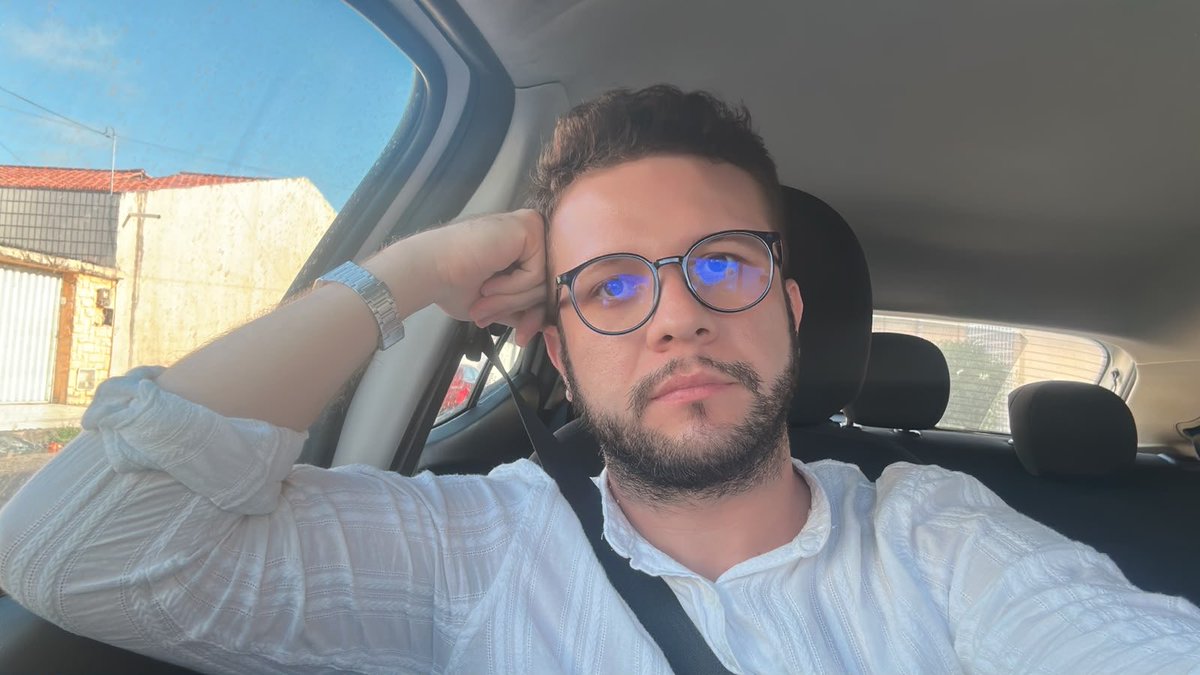 isiguinho's tweet photo. da série: selfies dentro do carro enquanto pra aula do doutorado https://t.co/vZtDxTe3Zi