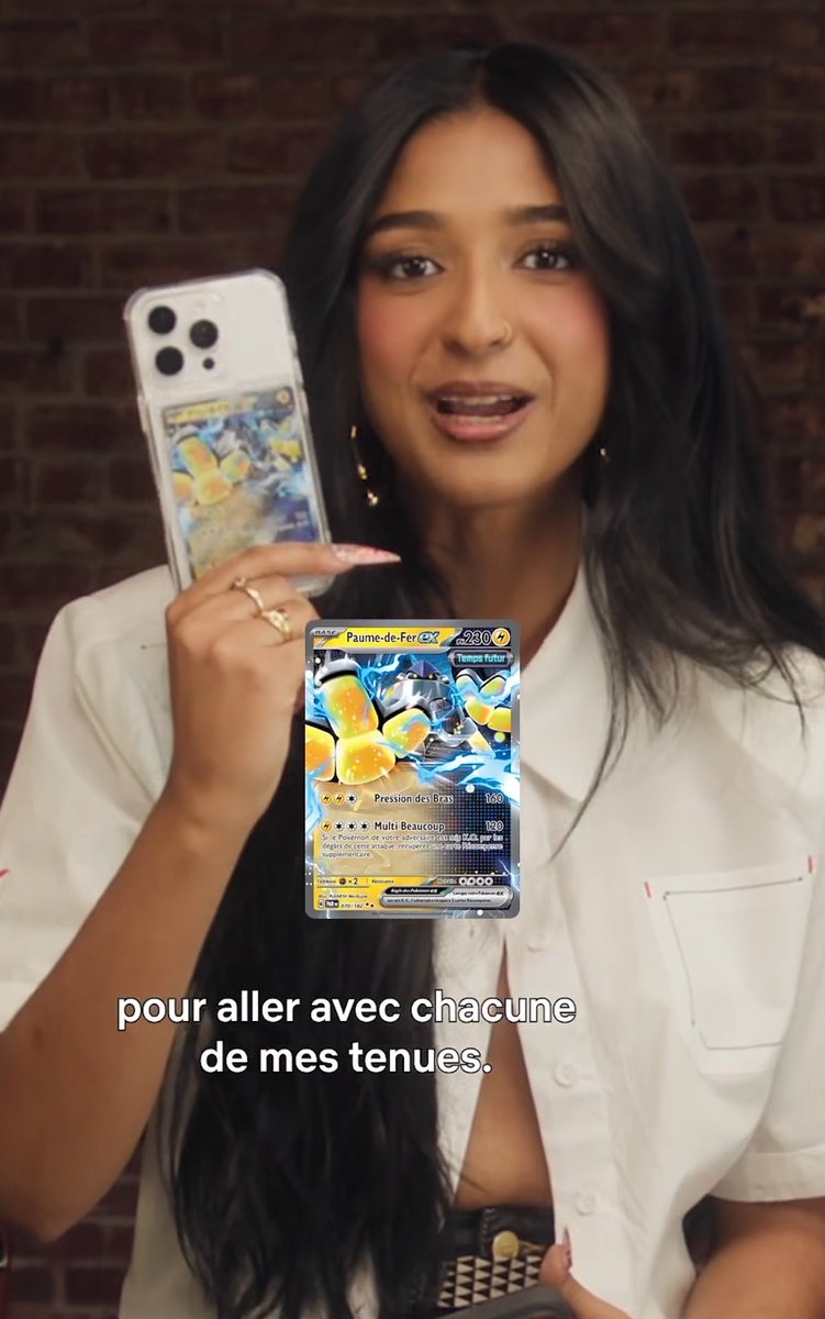 VidaDeTreinador's tweet photo. Em um só vídeo rapidinho, a Maitreyi Ramakrishnan conta que usa cartas do TCG na capinha do celular (e muda a carta conforme a roupa, pra combinar), diz que o Pokémon favorito é Luxray e que Sinnoh é sua região favorita (e ainda diz que não tem nada contra Kanto, mas é básica). 

Rainha haha