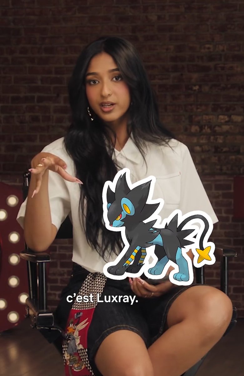 VidaDeTreinador's tweet photo. Em um só vídeo rapidinho, a Maitreyi Ramakrishnan conta que usa cartas do TCG na capinha do celular (e muda a carta conforme a roupa, pra combinar), diz que o Pokémon favorito é Luxray e que Sinnoh é sua região favorita (e ainda diz que não tem nada contra Kanto, mas é básica). 

Rainha haha