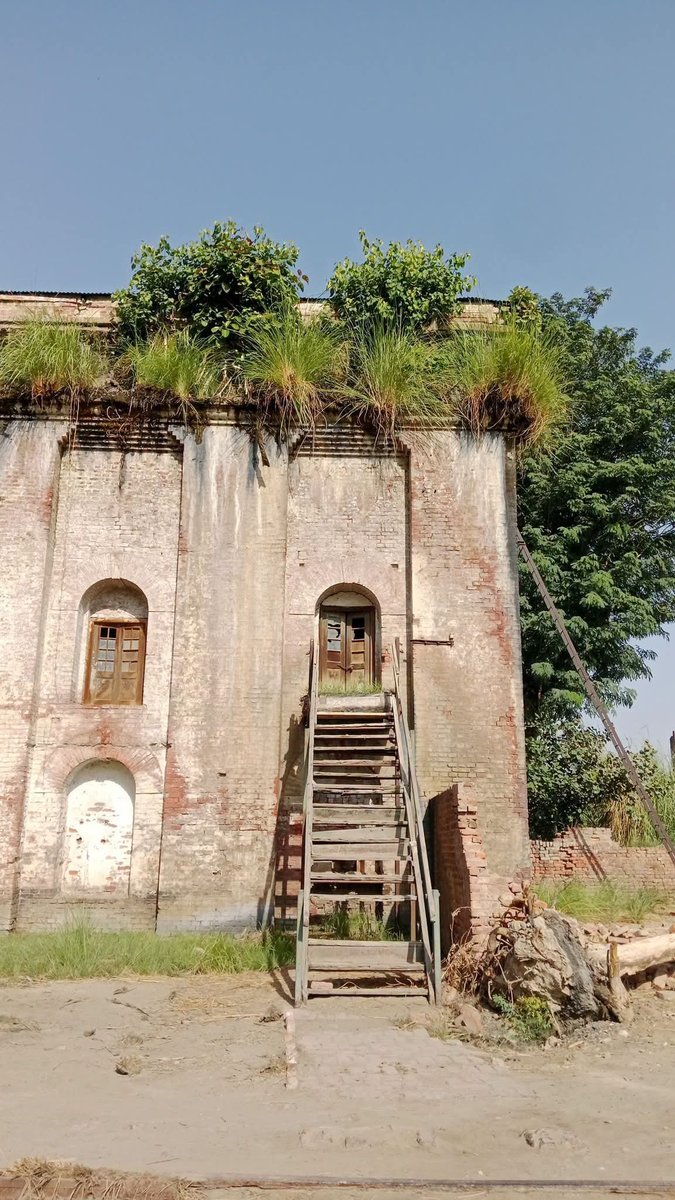 thenewbornsindh's tweet photo. Location: Padidan railway station
Buildings established by the British government before 80 years when they ruled over subcontinent Asia..
Time passed by .. they left Asia .. and now the condition of those buildings is : 😞
#oldisgold
#1947partitiontales https://t.co/041gz5C0jv