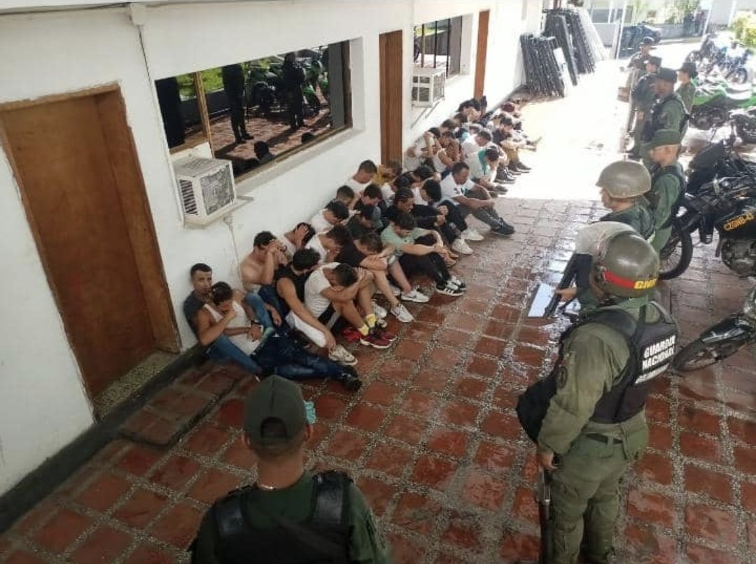 giak040's tweet photo. Estos son los que si lucharon tumbando todas las estatuas de chavez mientras María Corina hacia live en tik tok con la divaza. https://t.co/f8NBP9jIgp