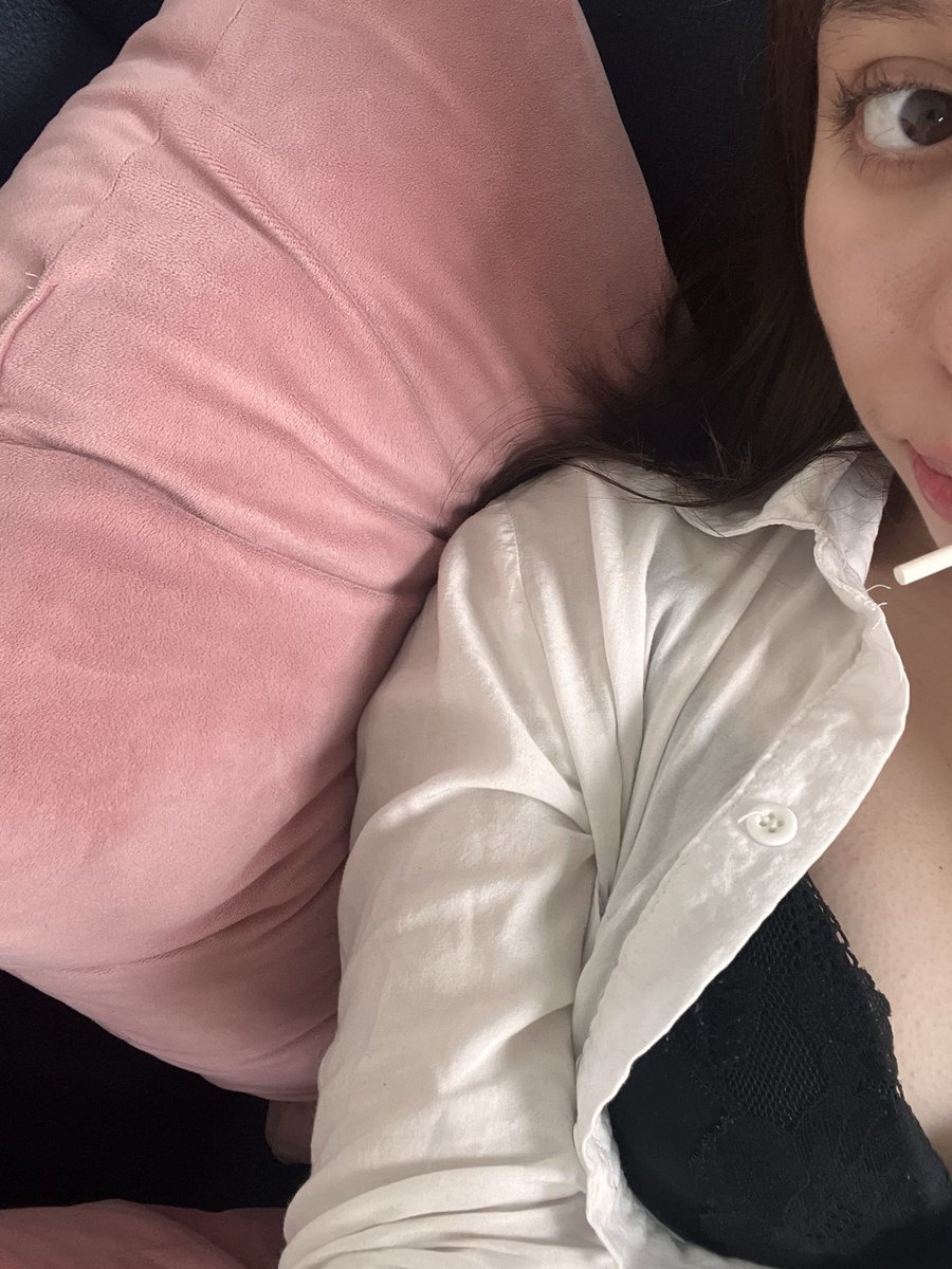 AlbaAlbitazzz's tweet photo. Quien quiere chichi ?🥺 #colegiala https://t.co/CikGv5J0bL