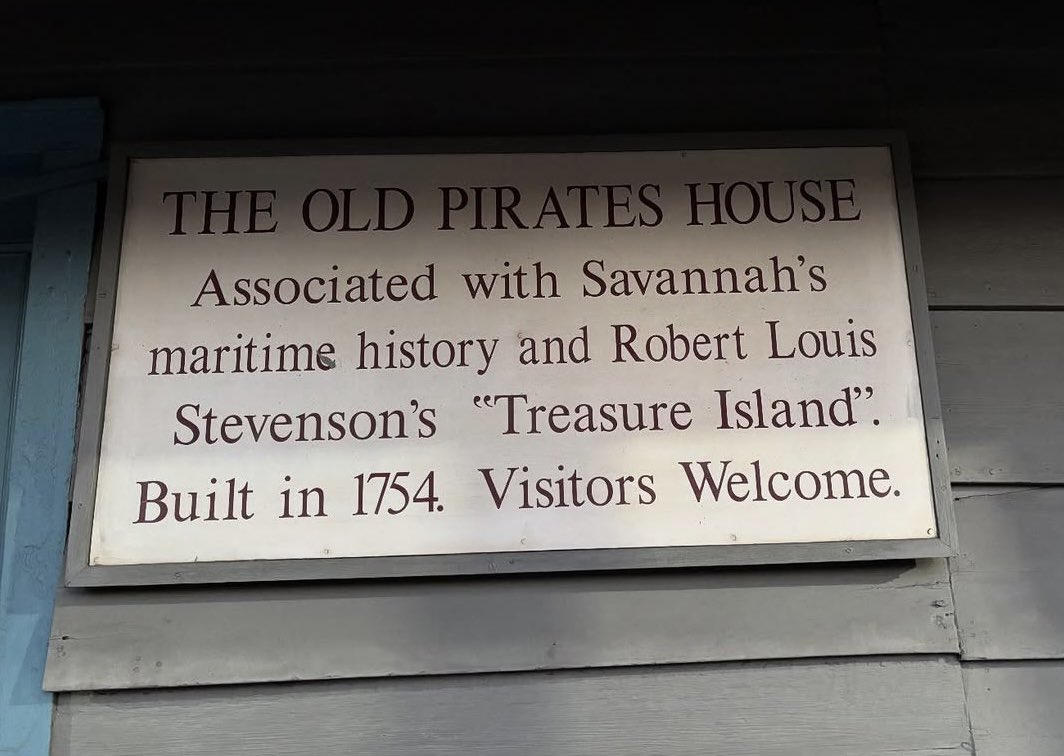 arno_zimmer's tweet photo. @annbauerwriter @jeffreytucker @Storyaliz In the late 1800s, RLS stopped at The Old Pirate’s House in Savannah, GA where he was allegedly inspired to write this classic novel. Today, pages from a rare addition of Treasure Island adorn the walls  of the Captain’s Room. https://t.co/4juBRGcQQO