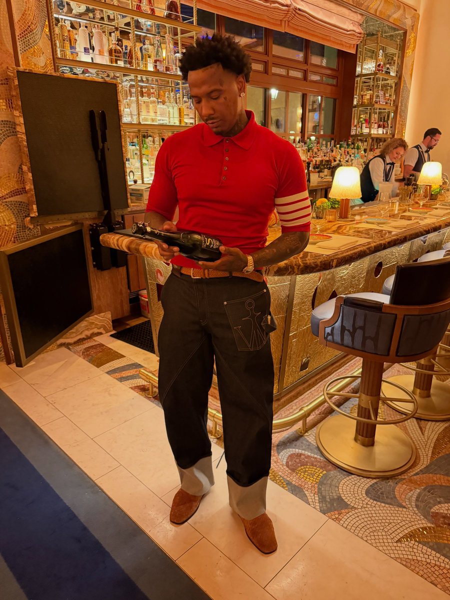 wavecheckers's tweet photo. Moneybagg Yo celebrating his 35th birthday in Vegas🎂🍾 https://t.co/4z7quTzX64