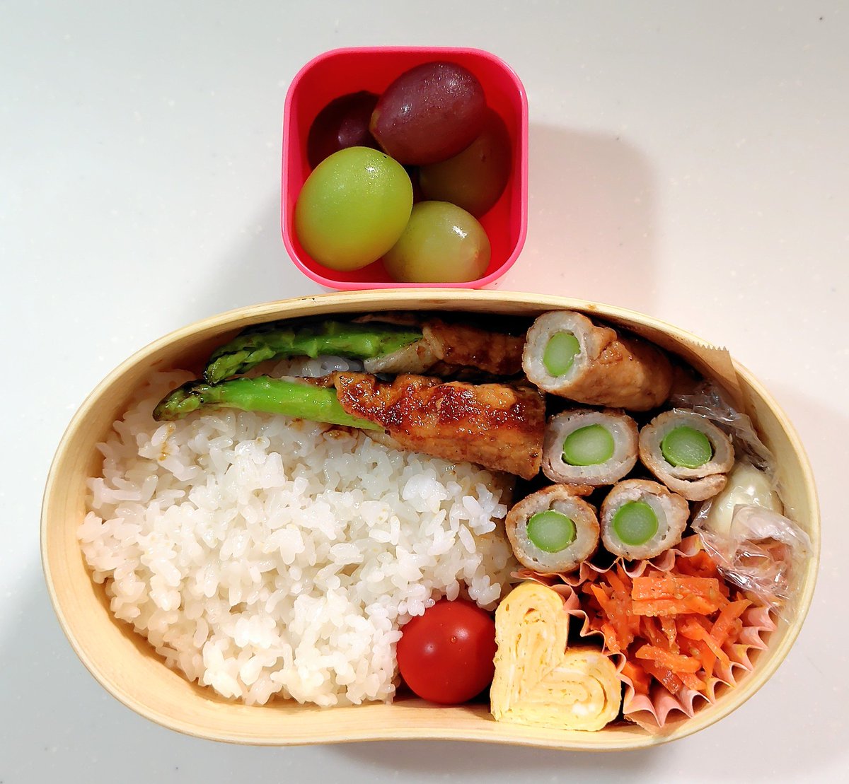 M3308TA's tweet photo. 道の駅で買ったアスパラが20cm超えのBIGサイズだったので、肉巻きアスパラの詰め方が迷走してしまった😅
もう一品なにか作れば良かったな〜
まぁ、お腹すいたら帰っておいで☺️

さ、元気にいってらっしゃ～い✋️

#お弁当 #お弁当日記 #お弁当記録
ごはん150ｇ https://t.co/LXkcM65Fgt