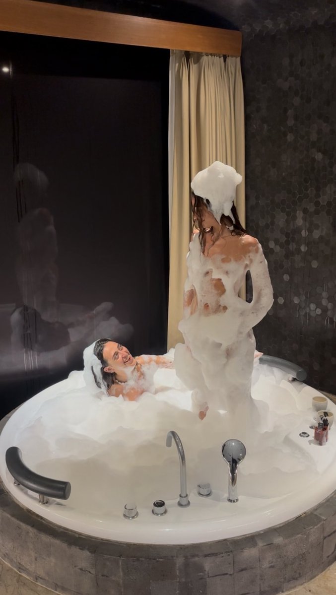Late__Checkout's tweet photo. With or without form? 🫧
#jacuzzi #gg #foam #ofgirl #pfw https://t.co/dGJ5iOiLcB
