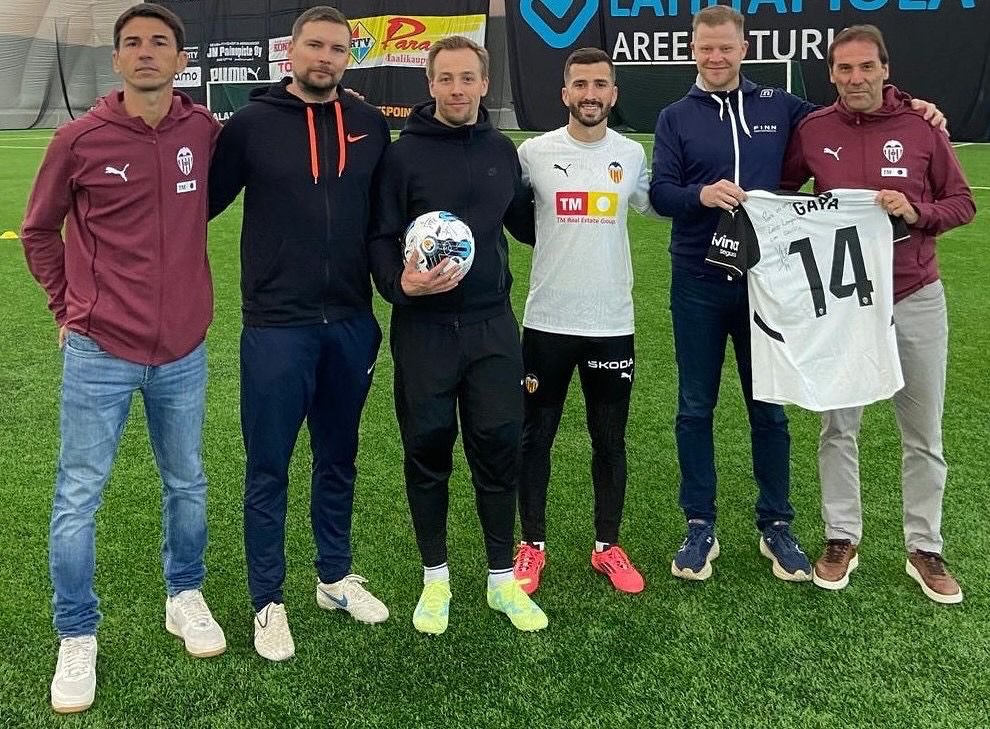 Lisa090595's tweet photo. 🦇  ya tiene el alta médica 💪🏾💪🏾

➡️ La visita del capitán del Valencia CF al doctor Lasse Lempainen en Turku (Finlandia) resultó en una revisión satisfactoria. https://t.co/lotn6TpCWV