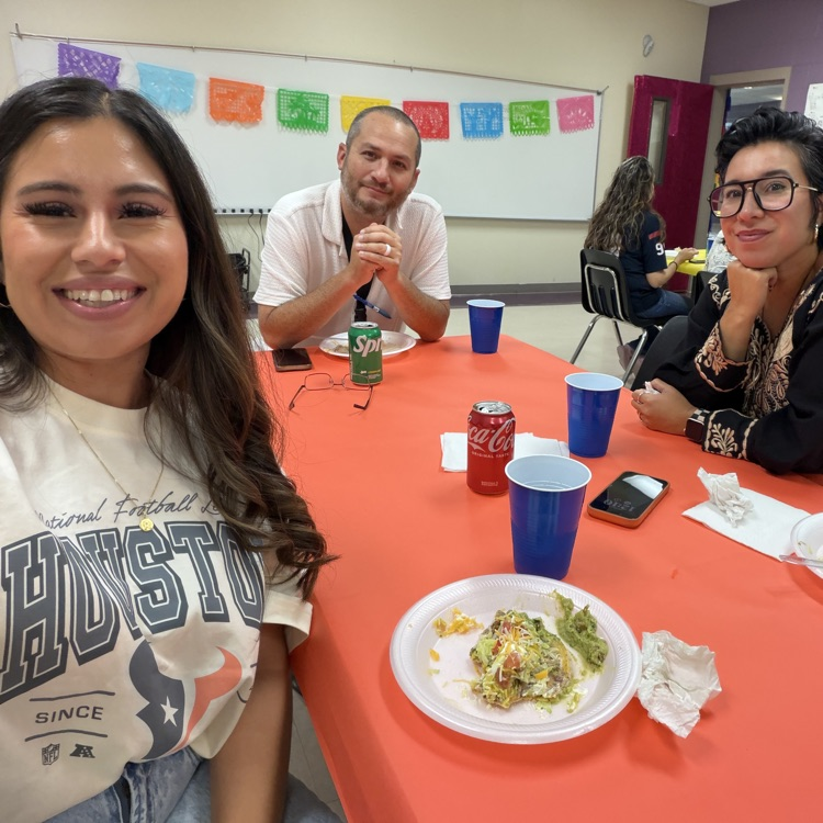 swisd_mcn's tweet photo. Good food, good music, and even better company! 🪅🌮🎶❤️
7th Grade Hispanic Heritage luncheon
Nothing better than good food bringing people together. ¡Buen provecho! 🌮✨ #HispanicHeritage #7thGradeTeam #ChalupaBar #GoodFoodGoodVibes 🚀 https://t.co/vg4ENxj1Kc