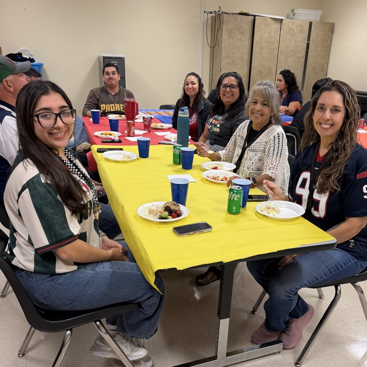 swisd_mcn's tweet photo. Good food, good music, and even better company! 🪅🌮🎶❤️
7th Grade Hispanic Heritage luncheon
Nothing better than good food bringing people together. ¡Buen provecho! 🌮✨ #HispanicHeritage #7thGradeTeam #ChalupaBar #GoodFoodGoodVibes 🚀 https://t.co/vg4ENxj1Kc