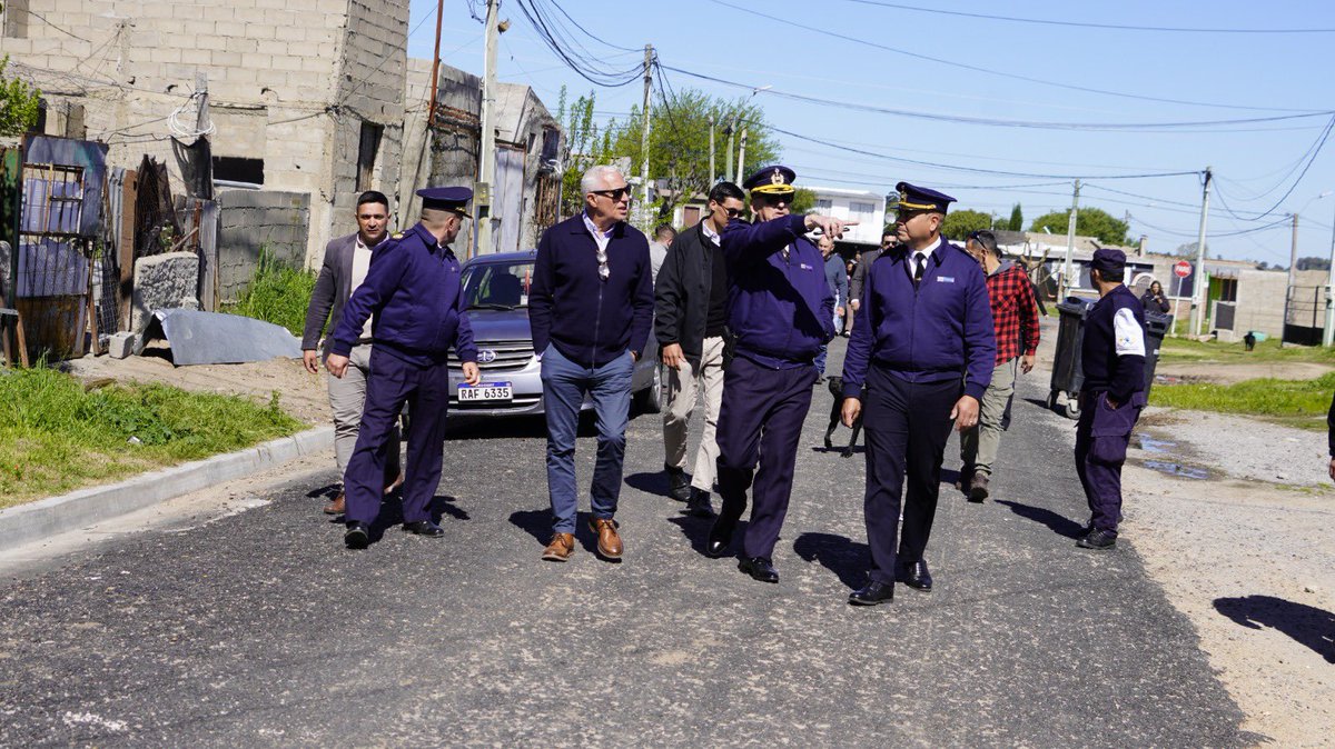 CNegro7's tweet photo. Avanzamos en la implementación del programa Más Barrio.

Hoy, junto al Secretario de la Presidencia, el Intendente de Durazno, la Ministra de Vivienda y el Jefe de Policía del departamento, recorrimos Las Higueras. 

Este barrio es uno de los territorios en el cual venimos trabajando con presencia de la Jefatura, la Guardia Republicana, el Centro de Comando Unificado y la Policía Comunitaria Orientada a Problemas.