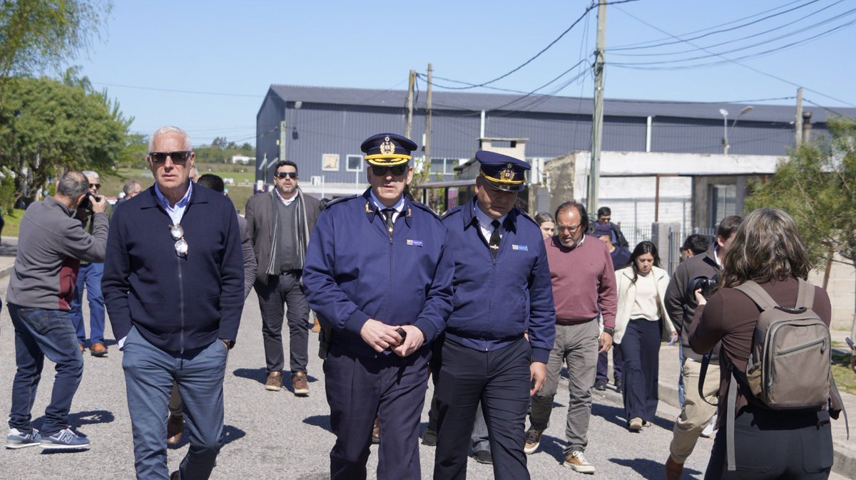 CNegro7's tweet photo. Avanzamos en la implementación del programa Más Barrio.

Hoy, junto al Secretario de la Presidencia, el Intendente de Durazno, la Ministra de Vivienda y el Jefe de Policía del departamento, recorrimos Las Higueras. 

Este barrio es uno de los territorios en el cual venimos trabajando con presencia de la Jefatura, la Guardia Republicana, el Centro de Comando Unificado y la Policía Comunitaria Orientada a Problemas.