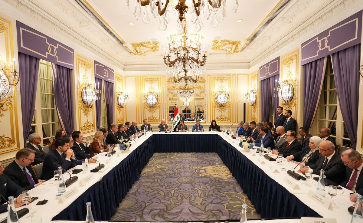 IraqiPMO's tweet photo. استقبل رئيس مجلس الوزراء السيد علي فالح الزيدي، مساء أمس الأربعاء بتوقيت بغداد، في نيويورك، وفداً من أعضاء غرفة التجارة الأمريكية.

وأكد سيادته أن العراق يمتلك موارد طبيعية كبيرة، وطاقات بشرية، وموقعاً جغرافياً متميزاً، بما يوفر مقومات أساسية لقيام شراكات استثمارية ناجحة، مشيراً إلى أن الحكومة تعمل على توظيف هذه الموارد بما يخدم التنمية الاقتصادية ويعزز فرص الاستثمار.

وأوضح السيد الزيدي حرص الحكومة على توفير جميع المتطلبات والتسهيلات اللازمة أمام الشركات والمستثمرين، بما في ذلك تمليك اراضي المشاريع الاستثمارية وفقاً للقوانين العراقية، والاستفادة من الإعفاءات الضريبية والكمركية المقررة للمشروعات الاستثمارية، والتي تصل إلى عشر سنوات.

وأشار السيد رئيس مجلس الوزراء إلى أن العراق يعمل على تطوير البنى التحتية ومشروعات النقل، وفي مقدمتها شبكة السكك الحديد ضمن مشروع طريق التنمية، الذي سيعزز موقعه بوصفه ممراً يربط الشرق بالغرب، ويوفر فرصاً واسعة أمام المستثمرين.

ودعا سيادته الشركات الأمريكية إلى الاستفادة من الفرص الاستثمارية المتاحة في العراق، ولاسيما في قطاعات البتروكيمياويات، وصناعة الزجاج والفوسفات، والغاز والطاقة النظيفة، مؤكداً أن الحكومة تتطلع إلى إقامة مصانع ومشروعات إنتاجية تسهم في تنويع الاقتصاد وخلق فرص العمل.

كما وجه السيد رئيس مجلس الوزراء الدعوة لأعضاء غرفة التجارة الأمريكية والشركات المتخصصة للمشاركة في مؤتمر بغداد للطاقة، والاستفادة من الفرص التي يتيحها الاقتصاد العراقي، مؤكداً أن العراق يريد بناء علاقات اقتصادية قائمة على الشراكة والمصالح المتبادلة والاستثمار طويل الأمد.