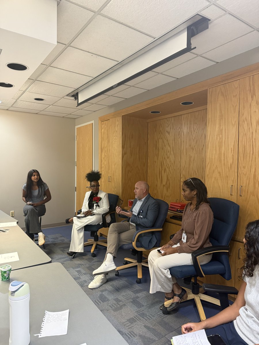 LifeLinkGA's tweet photo. During "Impact in Action: The LifeLink Experience", high school students participated in and moderated a donation education panel. The discussion gave students a closer look at the many roles at LifeLink, expanded their knowledge &amp; helped dispel common myths about donation. https://t.co/bNtKiotex1