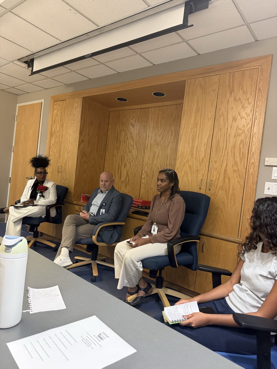 LifeLinkGA's tweet photo. During "Impact in Action: The LifeLink Experience", high school students participated in and moderated a donation education panel. The discussion gave students a closer look at the many roles at LifeLink, expanded their knowledge &amp; helped dispel common myths about donation. https://t.co/bNtKiotex1