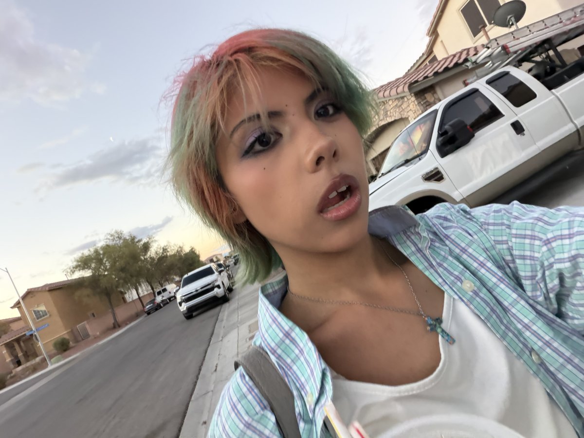 taeinbiceps's tweet photo. smh guys idk what’s cuter do i keep teal or go pitaya colors https://t.co/mc3aNWj2tr