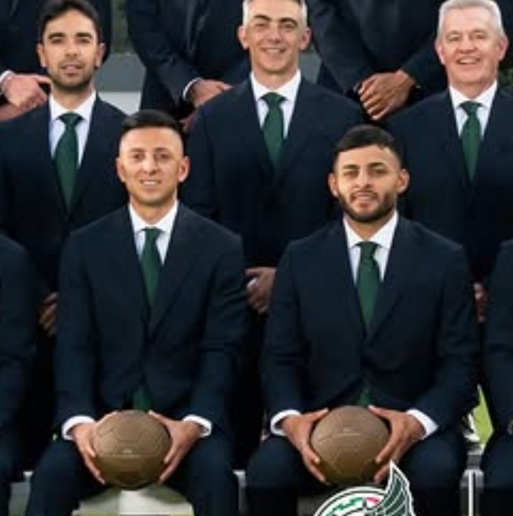 poetschiv's tweet photo. las 3 parejas se sentaron juntas en la foto oficial de la selección para el mundial, estas son las familias que destruiste rafa márquez https://t.co/2MBoxivo8q