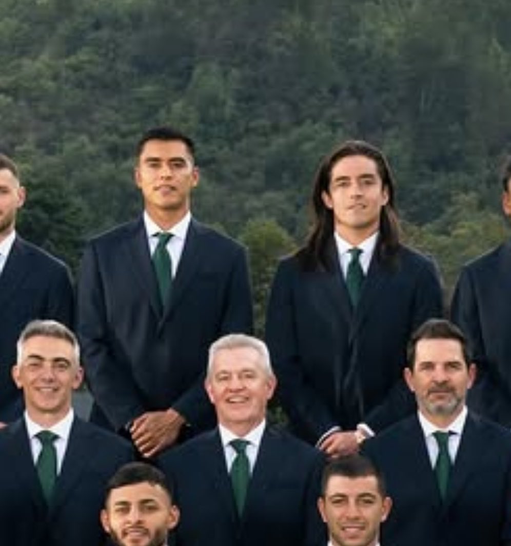 poetschiv's tweet photo. las 3 parejas se sentaron juntas en la foto oficial de la selección para el mundial, estas son las familias que destruiste rafa márquez https://t.co/2MBoxivo8q
