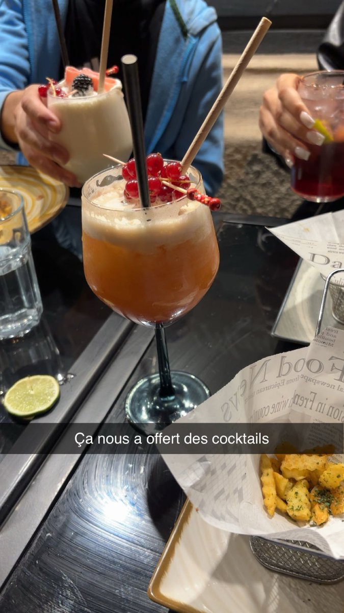 s_ou34's tweet photo. J’ai pas pu avancer sur le tableau car on m’as invitée à manger dehors… https://t.co/lEWzYiDJXh
