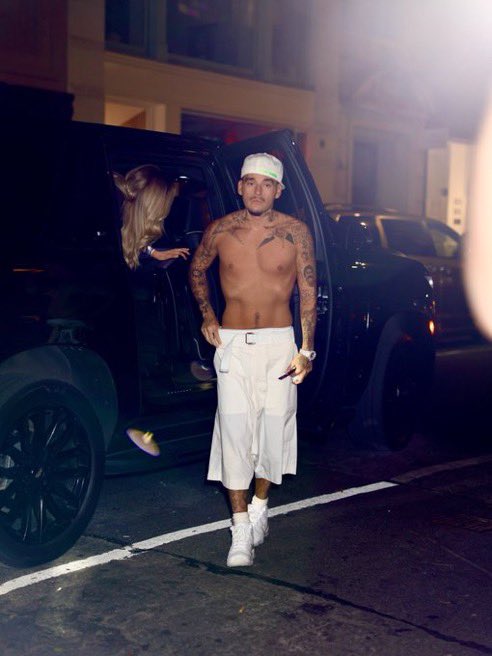 nufseyd's tweet photo. 🚨💩OH GIVE ME A BREAK! 

Autopsy built rapper “Yeat” overdosed on Ozempic and has not put on a shirt since https://t.co/Ih6MrsMIpS