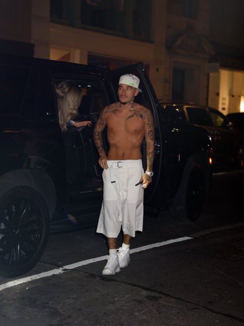nufseyd's tweet photo. 🚨💩OH GIVE ME A BREAK! 

Autopsy built rapper “Yeat” overdosed on Ozempic and has not put on a shirt since https://t.co/Ih6MrsMIpS