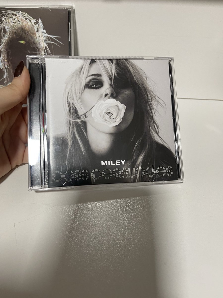 mxrgotcyrus's tweet photo. cheguei em casa e tinha um bass persuades me esperando https://t.co/8tc7vmhb8X