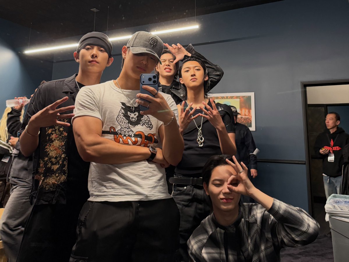 LngshotUnion_'s tweet photo. SUNKIS shares pictures with LNGSHOT after attending the Serenades &amp; Body Rolls Tour.

#LNGSHOT #롱샷 https://t.co/ZiAVKLovAI