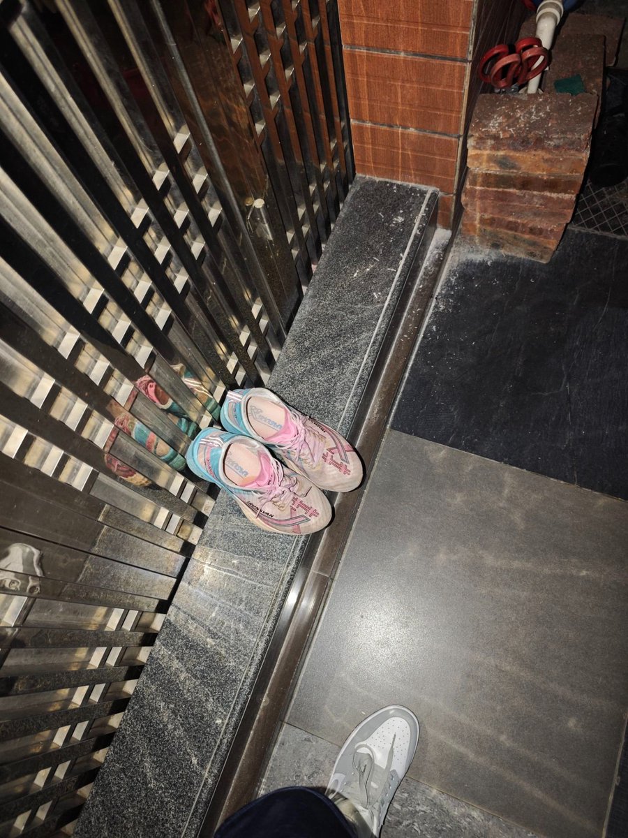 yankongbu's tweet photo. 下班吃了宵夜喝了酒路过直男男高家 ,既然这么勾引我那我就不客气了帮你喂养一下你的跑鞋，想想男高第二天穿这这鞋开着九号去上课就好刺激 #扫楼 #直男原味 https://t.co/2kPoEWjdNv
