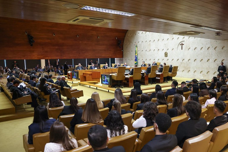 Foto da sessão plenária do STF de quarta-feira, 23 de setembro. Nela é possível ver o público em primeiro plano e o os ministros dispostos na bancada ao fundo. A foto é tirada da lateral direita dos fundo do plenário, de forma que o enquadramento não é tradicional. Foto: Antonio Augusto/STF.