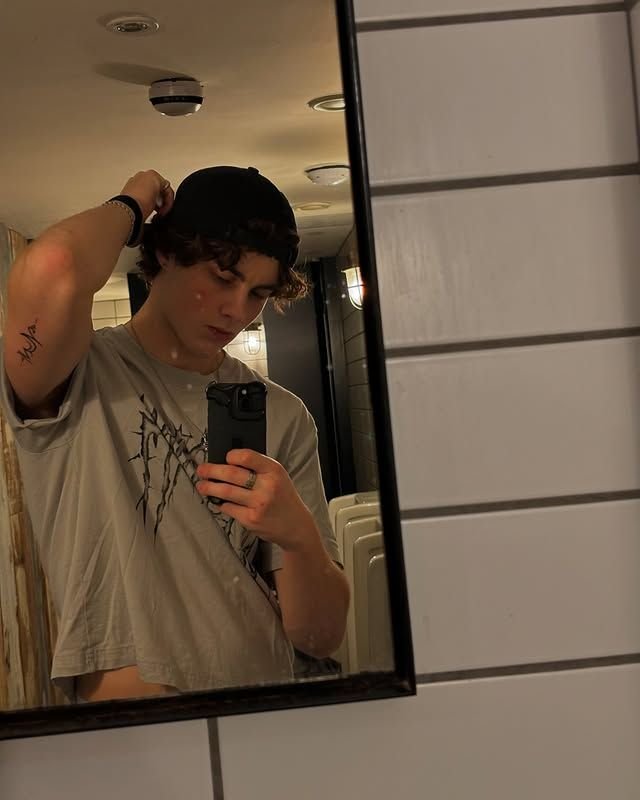 impreyingu's tweet photo. • Nome: Barty Crouch Jr.
• Idade: 19 anos
• Poder: Hidrocinese
• Hobbies: Comer e tocar guitarra 
• De onde é (Cidade/País): Londres
• Comida favorita: todas as comidas são minhas favoritas
• Bebida favorita: Energético 
• Cor favorita: Roxo https://t.co/C5ONYgfoK3