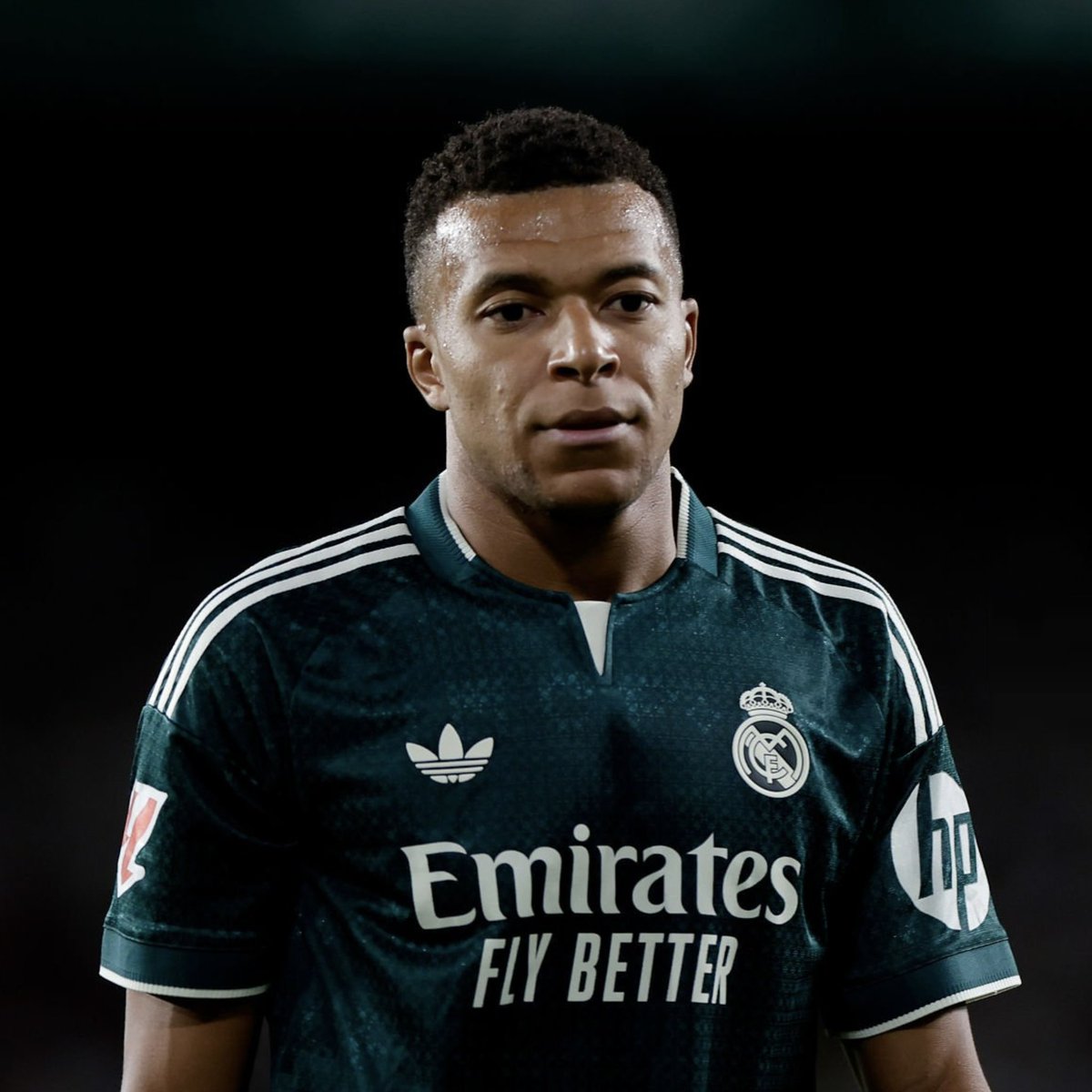 ActuFoot_'s tweet photo. 🚨 « CE RAMDAM PEUT AGACER LES VOTANTS ! » ❌ 

Ancien directeur de France Football et responsable du Ballon d’Or, Pascal Ferré revient sur la stratégie de Kylian Mbappé 🇫🇷. 

Sans jamais le citer, il laisse entendre que ce choix n’est peut-être pas le bon. 👇

« Les jurés ne sont pas des lapins de trois semaines. Ils ont à la fois une expérience et une conscience qui leur permettent de juger, de jauger un joueur sans avoir besoin d’entendre dix ou quinze fois qu’il est le meilleur.

QUAND JE DIS QU’UN BALLON D’OR PEUT SE PERDRE SUR LE TERRAIN DE LA COMMUNICATION, C’EST QUAND IL OCCUPE L’ESPACE DE MANIÈRE MALADROITE ET DONNE AU JURÉ LE SENTIMENT QU’ON LUI FORCE UN PEU LA MAIN.

Ce ramdam que certains orchestrent peut finir par agacer les votants. PARCE QUE LÀ, LA FICELLE EST GROSSE. »

🗞️ @le_Parisien