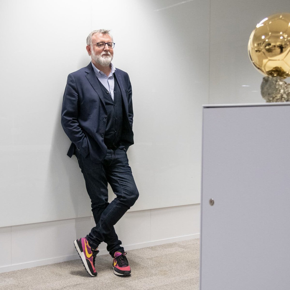 ActuFoot_'s tweet photo. 🚨 « CE RAMDAM PEUT AGACER LES VOTANTS ! » ❌ 

Ancien directeur de France Football et responsable du Ballon d’Or, Pascal Ferré revient sur la stratégie de Kylian Mbappé 🇫🇷. 

Sans jamais le citer, il laisse entendre que ce choix n’est peut-être pas le bon. 👇

« Les jurés ne sont pas des lapins de trois semaines. Ils ont à la fois une expérience et une conscience qui leur permettent de juger, de jauger un joueur sans avoir besoin d’entendre dix ou quinze fois qu’il est le meilleur.

QUAND JE DIS QU’UN BALLON D’OR PEUT SE PERDRE SUR LE TERRAIN DE LA COMMUNICATION, C’EST QUAND IL OCCUPE L’ESPACE DE MANIÈRE MALADROITE ET DONNE AU JURÉ LE SENTIMENT QU’ON LUI FORCE UN PEU LA MAIN.

Ce ramdam que certains orchestrent peut finir par agacer les votants. PARCE QUE LÀ, LA FICELLE EST GROSSE. »

🗞️ @le_Parisien