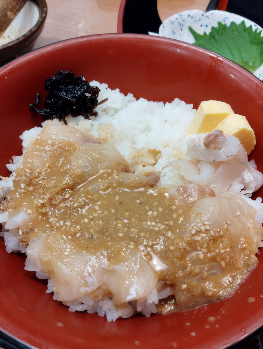 Shuichi5566's tweet photo. お風呂のアフターは友人リクエスト（昔の思い出補正！？）で味の民芸で鯛めしのセット（麺、米増量）🐟️🍚

うどんは手打ちのモチモチ特化、あまりない食感👍️😇

鯛めしは宇和島と博多風選べ後者胡麻だれを選択☝️
薬味＆茶漬けでめっちゃ美味しかった😋

#味の民芸
#うどん
#鯛めし https://t.co/zMygjH2VCm