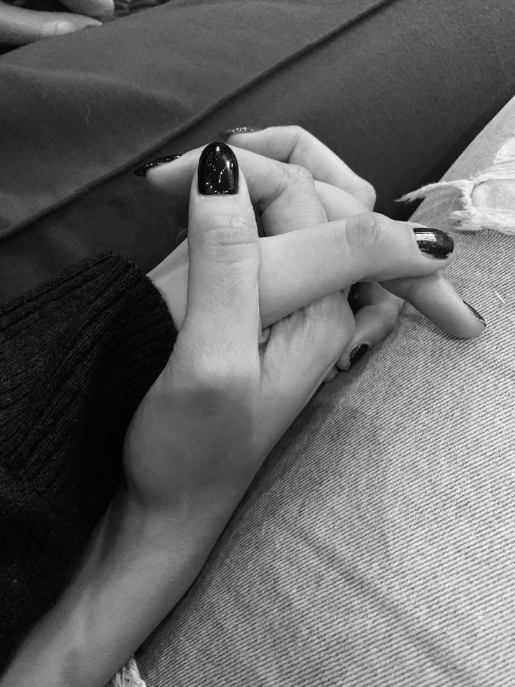 MariaBaz192245's tweet photo. أحيانًا تكفي يدٌ حنونة على يدي لأشعر أن العالم أصبح أكثر أمانًا 🖤 https://t.co/t2Hzn9gZSI